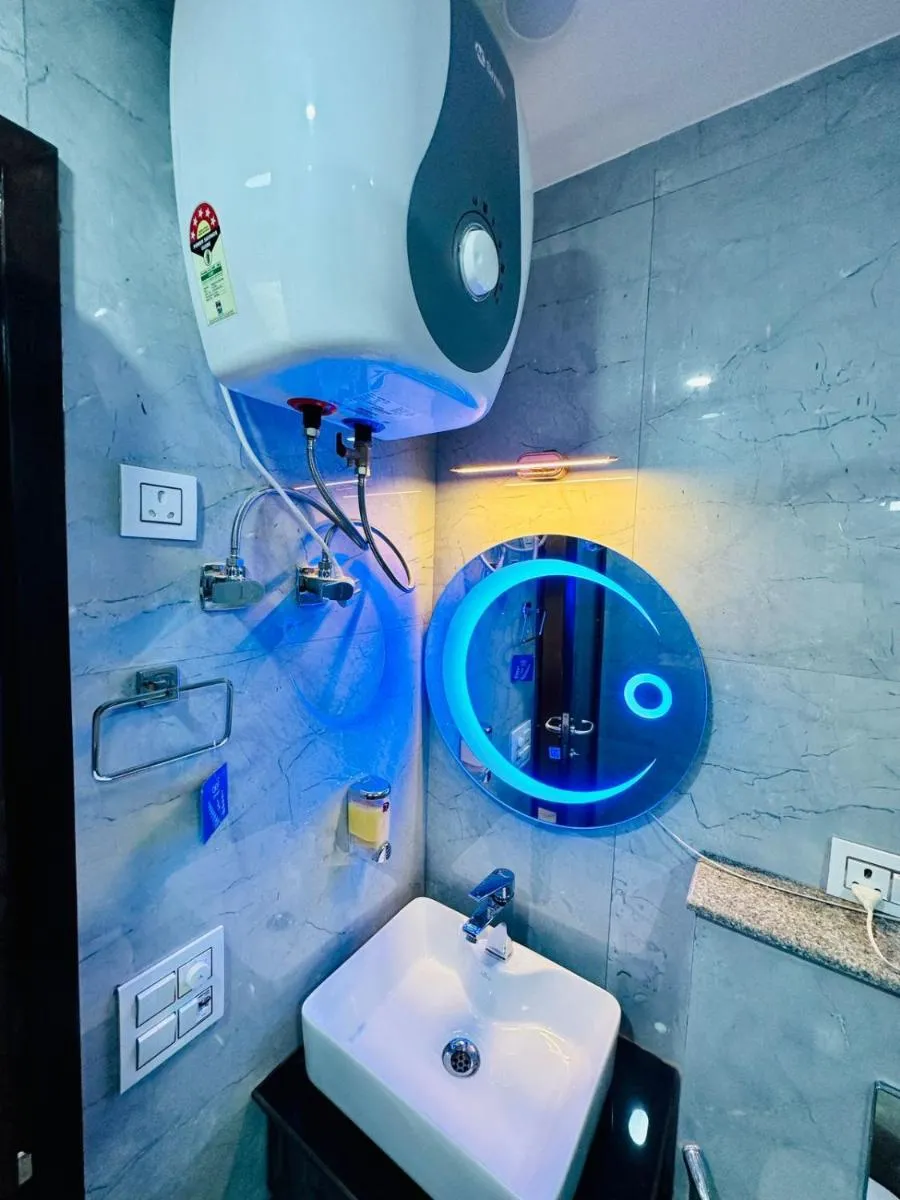 Image 3 of Frankstay By Hotel SAMRAT RESIDENCY 10 Mints Walking Distance Nizamuddin Railway Station