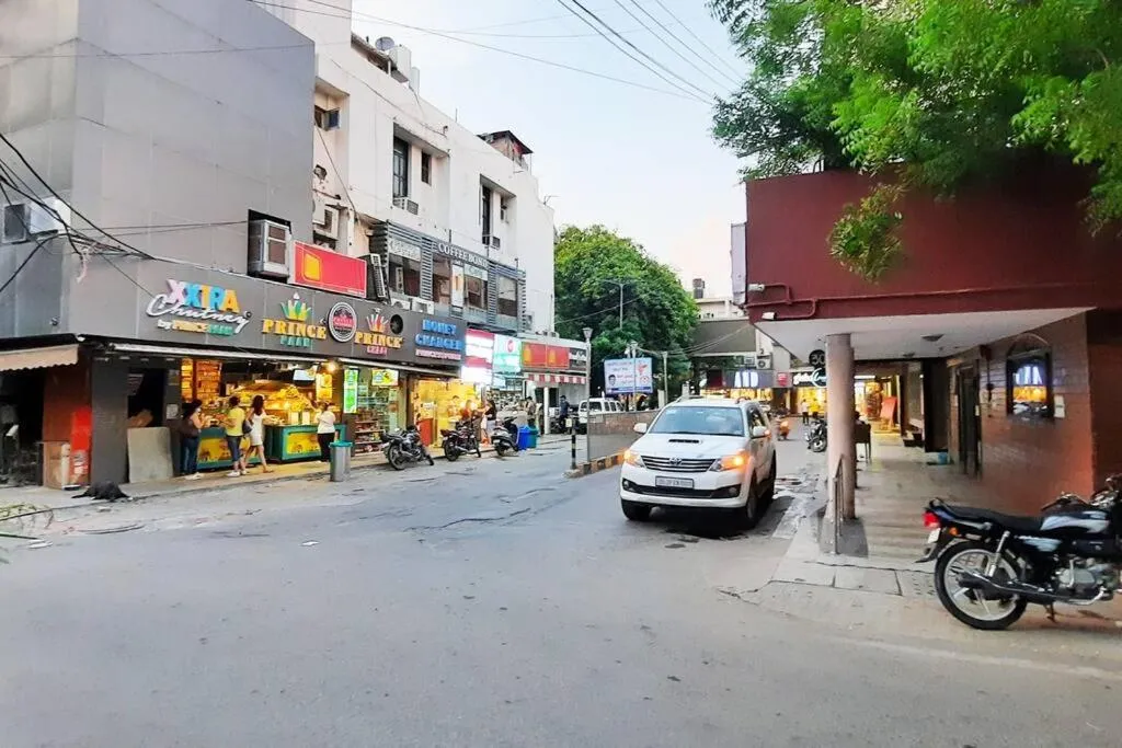 Image 5 of Luxurious modern 2BHK prime location Delhi (13)