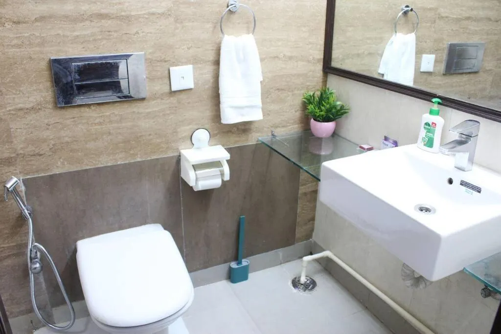 Image 2 of Luxurious modern 2BHK prime location Delhi (13)