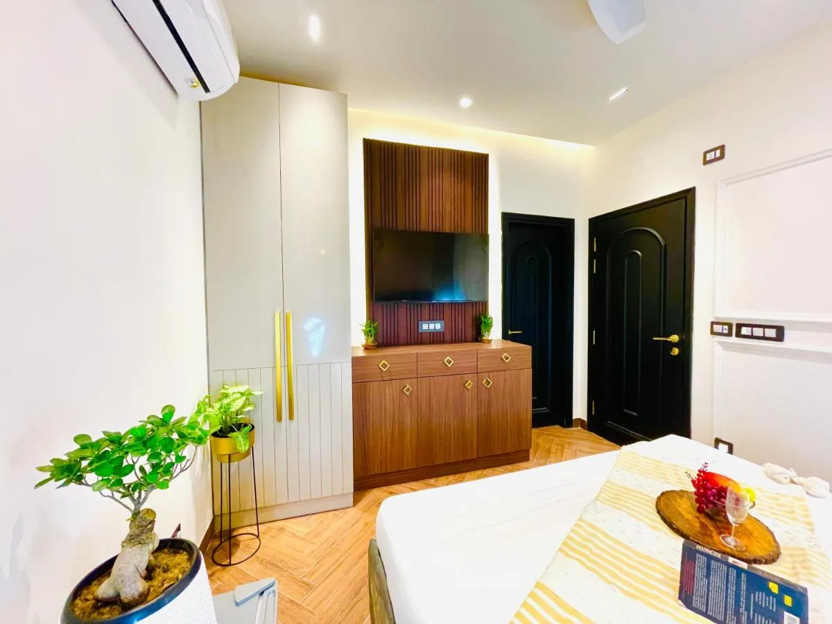 Image 3 of Bedchambers, Saket