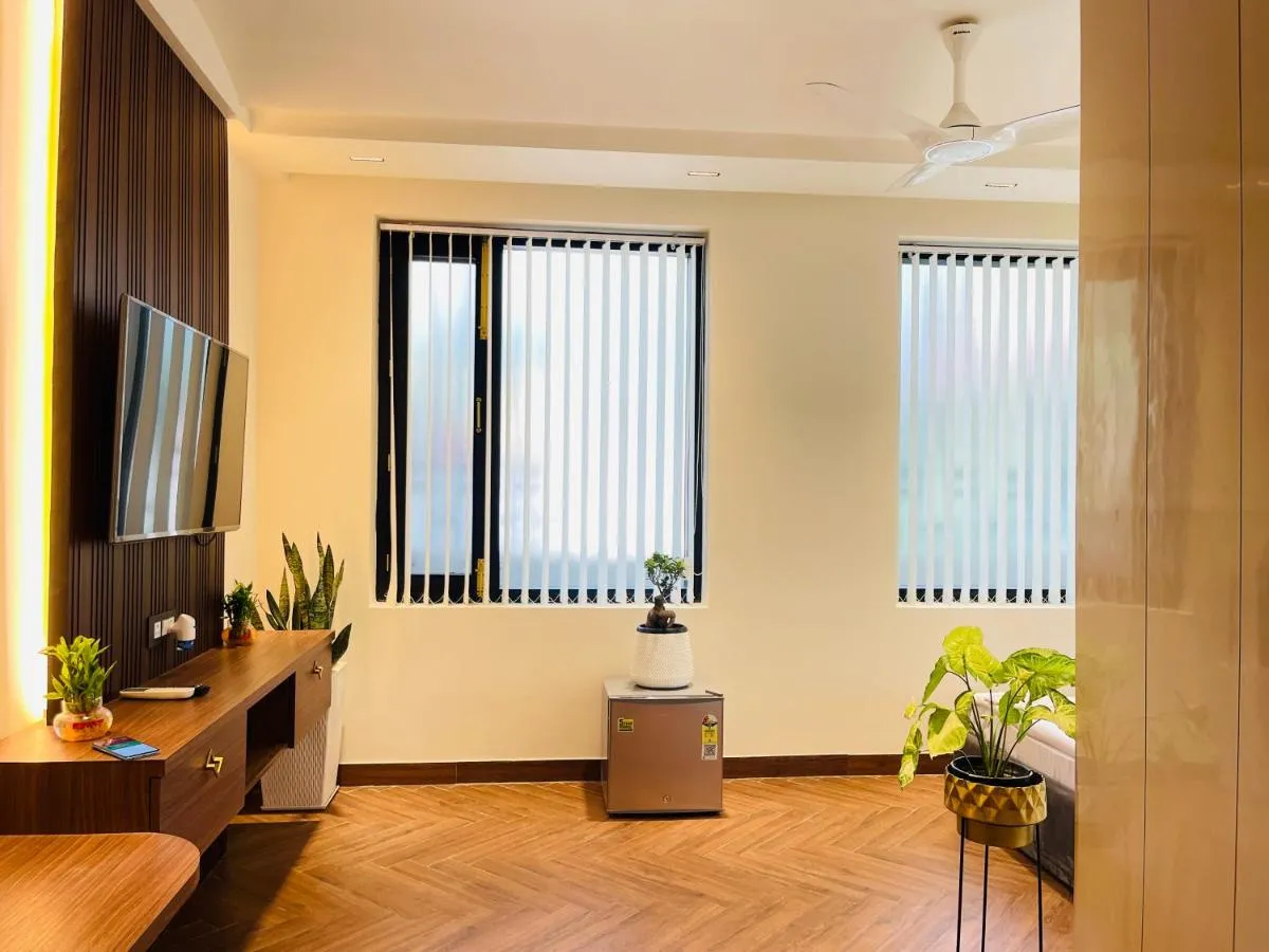 Image 4 of Bedchambers, Saket
