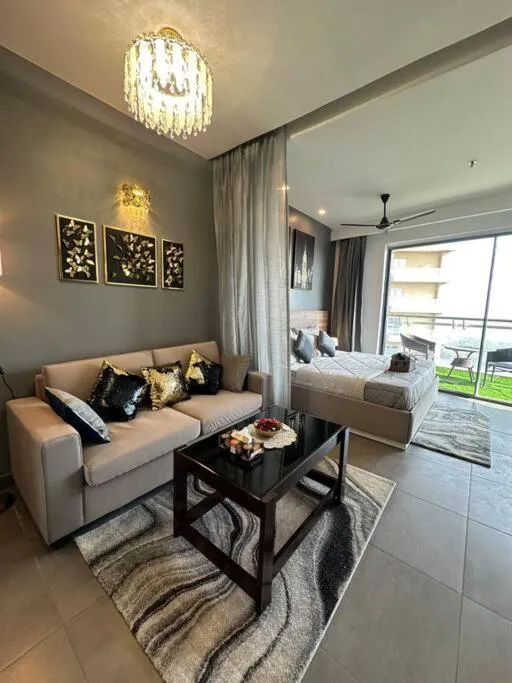 Image 3 of Luxe Lagoon studio