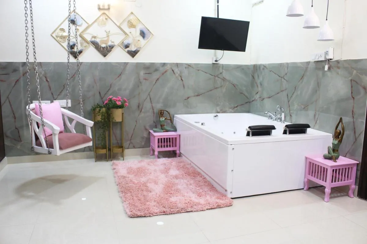 Image 2 of Modern Jacuzzi Hot Tub 1BHK Suite South Delhi 3
