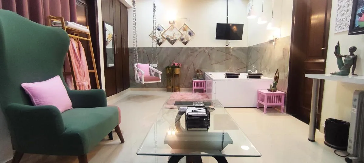 Image 4 of Modern Jacuzzi Hot Tub 1BHK Suite South Delhi 3