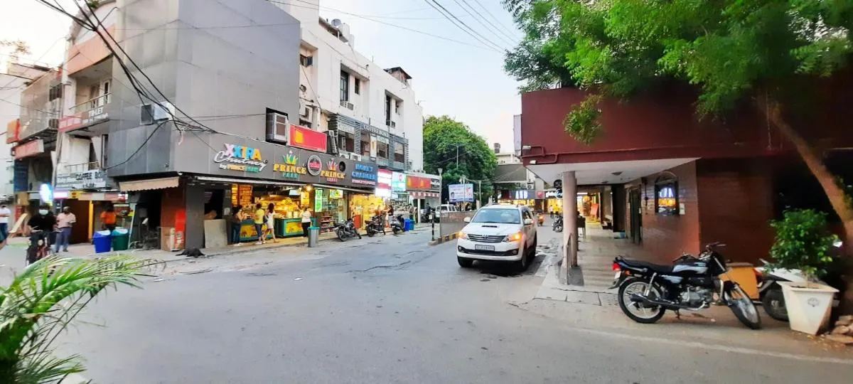Image 5 of Spacious 1BHK Suite Prime Location w/ 2 baths (12)